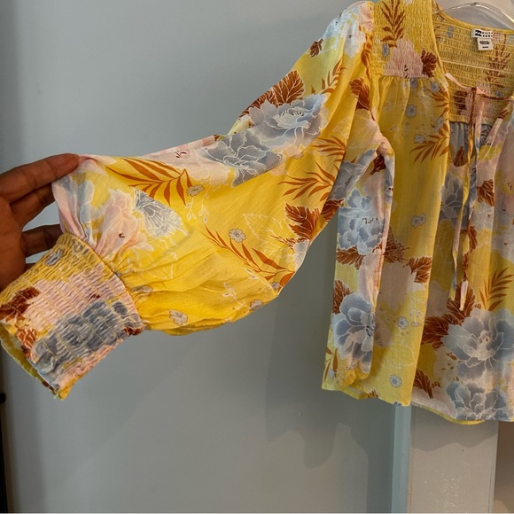 Billabong Butter yellow Floral Boho Blouse ruching at sleeves & yoke s z Medium - Picture 4 of 9